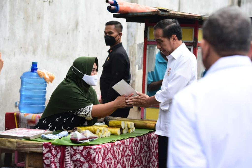 Presiden Republik Indonesia, Joko Widodo, kegiatan kunjungan kerja di Jambi, salah satunya mendatangi Pasar Rakyat Talang Banjar bersama Gubernur Al Haris dan rombongan untuk meninjau dan memastikan harga sembako yang ada di Jambi pasca Idul Fitri. (Foto: Khairul Fahmi, Biro Pers Kepresidenan)