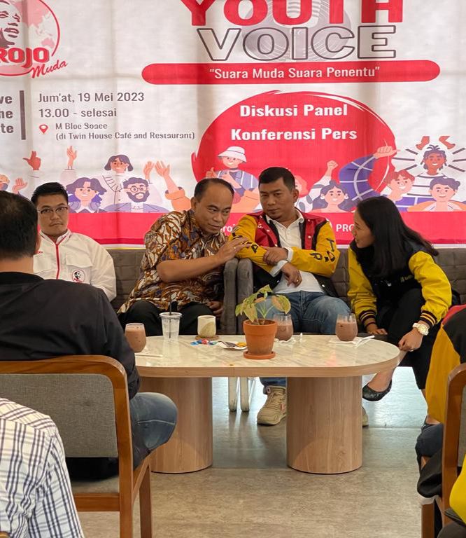 Sekjend PP Tidar juga anggota DPRD Provinsi Jambi, Rocky Candra (Jaket kuning Merah) saat diskusi panel konferensi pers bersama PROJO Muda. (Foto: Istimewa)