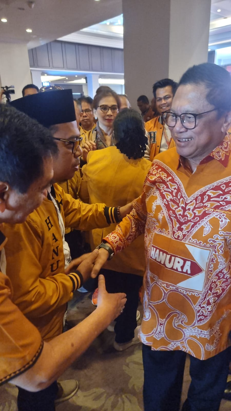 Calon DPR RI dapil Jambi, M Sanusi, S.Ag,.M.H, Ketua Umum Pusat Partai Hanura, Dr. (H.C.) H. Oesman Sapta Odang (kanan). (Foto: Istimewa)