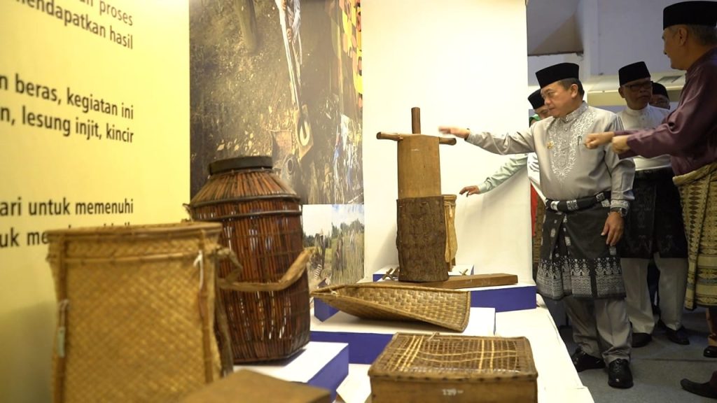 Gubernur Jambi, Al Haris pada Pameran Koleksi Ethnografi dalam rangka Kenduri Swarnabhumi 2023, bertempat di Museum Siginjai Jambi.
