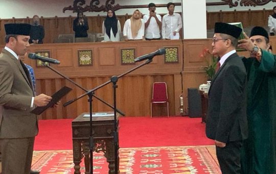 Ketua DPRD Jambi, Edi Purwanto Pimpin Pengambilan Sumpah PAW Yeri Muthalib