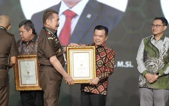 Gubernur Jambi Terima Penghargaan R Soeprapto Award Tahun 2024  dari Kejaksaan Agung RI