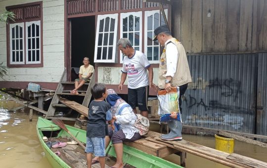 Gunakan Perahu, Gubernur Al Haris Tinjau serta Antar Bantuan ke Rumah Warga Terdampak Banjir