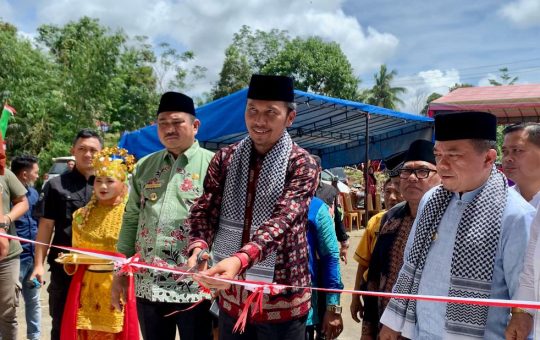Ketua DPRD Jambi Potong Pita Peresmian Masjid Raya di Dusun Rantau Keloyang