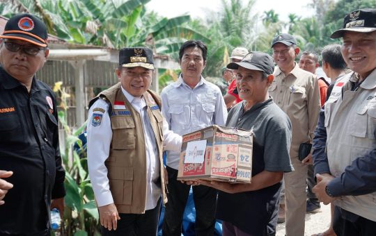 Serahkan Bantuan Korban Banjir Mandiangin, Gubernur Al Haris Ingatkan Warga Tetap Waspada