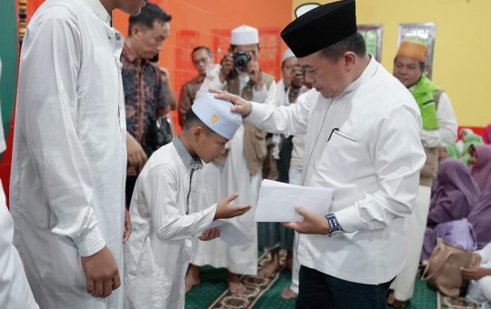 Hadiri Isra’ Mi’raj Di Masjid Cheng Hoo, Gubernur Al Haris Beri Bantuan Kepada Anak Yatim dan Kaum Dhuafa