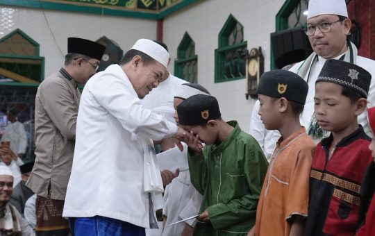 Safari Subuh di Masjid Al-Muttaqin, Gubernur Al Haris Beri Bantuan dan Santunan ke Anak Yatim