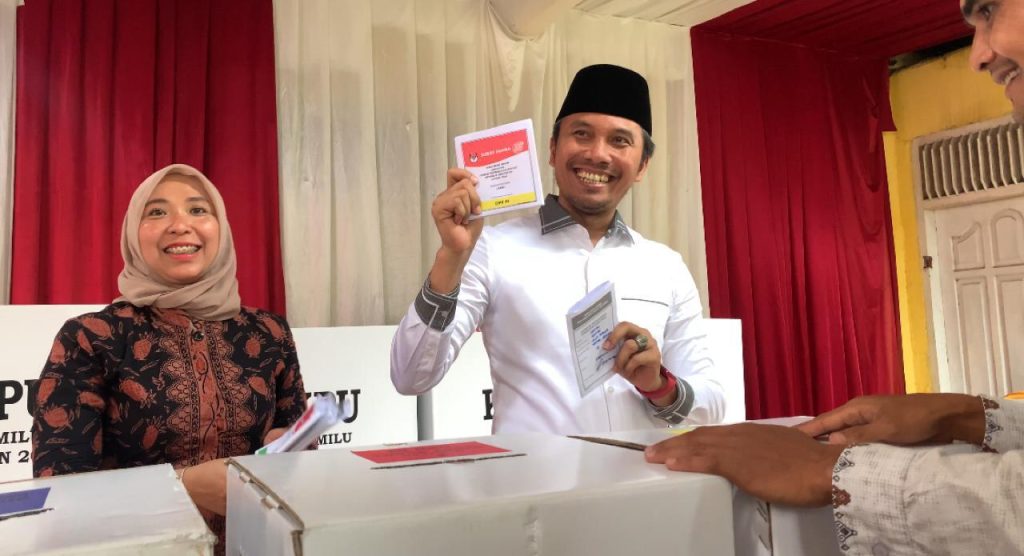 Ketua DPRD Provinsi Jambi, Edi Purwanto saat melakukan pencoblosan di daerah rumah pribadi tepatnya di TPS 13,Kenali Besar. (Gambar: Humas DPRD Provinsi Jambi)