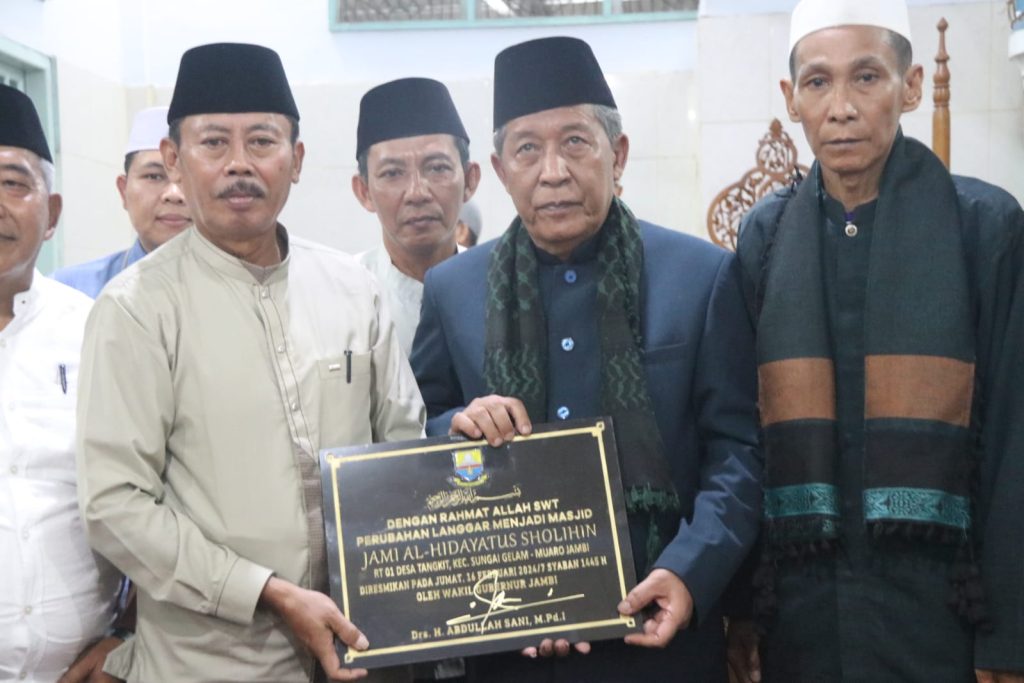 Wakil Gubernur Jambi, Drs. H. Abdullah Sani, M.Pd.I., saat meresmikan status perubahan langgar menjadi Masjid Jami' Al Hidayatussholihin Kebun Kolim Desa Tangkit Kecamatan Sungai Gelam Kabupaten Muaro Jambi(Gambar: Agus Supriyanto)
