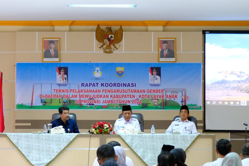 Wakil Gubernur Jambi, Drs. H. Abdullah Sani, M.Pd.I., saat membuka Rakortek Pelaksanaan Pengarusutamaan Gender (PUG) di Daerah Dalam mewujudkan Kabupaten/Kota Layak Anak di Provinsi Jambi Tahun 2024. (Foto: Sobirin)