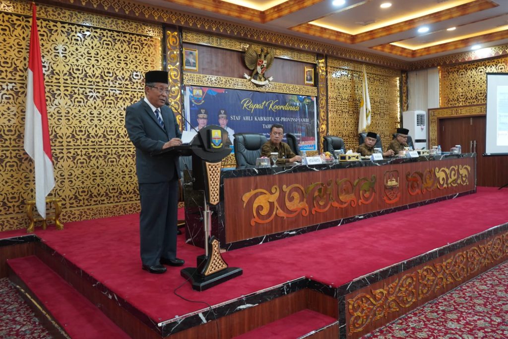 Wakil Gubernur Provinsi Jambi Drs. Abdullah Sani, M.Pd.I., saat membuka Rapat Koordinasi Staf Ahli Kepala Daerah Se-Provinsi Jambi Tahun 2024. (Foto: Sobirin/Novriansah)