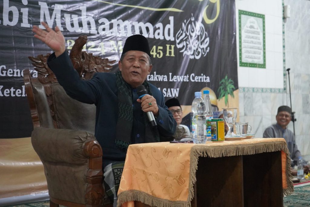 Wakil Gubernur (Wagub) Jambi Drs. H. Abdullah Sani, M.Pd.I., saat memberikan tausiah/ceramah pada peringatan Isra’ Mi'raj Tahun 1445 H, bertempat di Masjid MIftahul Ishlah, Tempino. (Foto: Novriansah/Sobirin)