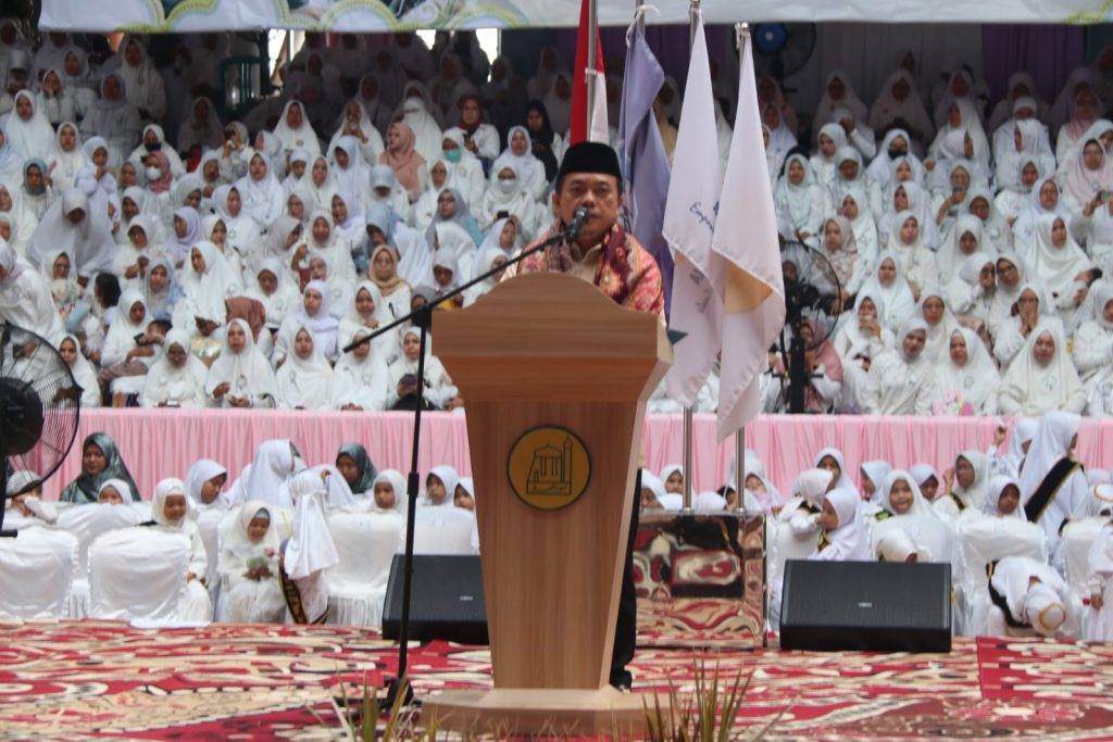 Gubernur Jambi Dr. H. Al Haris, S.Sos., MH., saat menghadiri Wisuda Akbar Tahfidz Al-Qur’an Ke-XIII Sekolah Islam Terpadu (SIT) Nurul ‘Ilmi Jambi. (Foto: Agus Supriyanto)