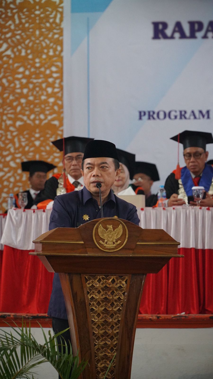 Gubernur Jambi Dr. H. Al Haris, S.Sos., MH., saat menghadiri Rapat Terbuka Senat Universitas Jambi Wisuda Ke-108 Program Doktor, Magister, Profesi, Sarjana, dan Diploma Universitas Jambi Semester Genap Tahun Akademik 2023/2024. (Gambar: Erict Sutriedi)