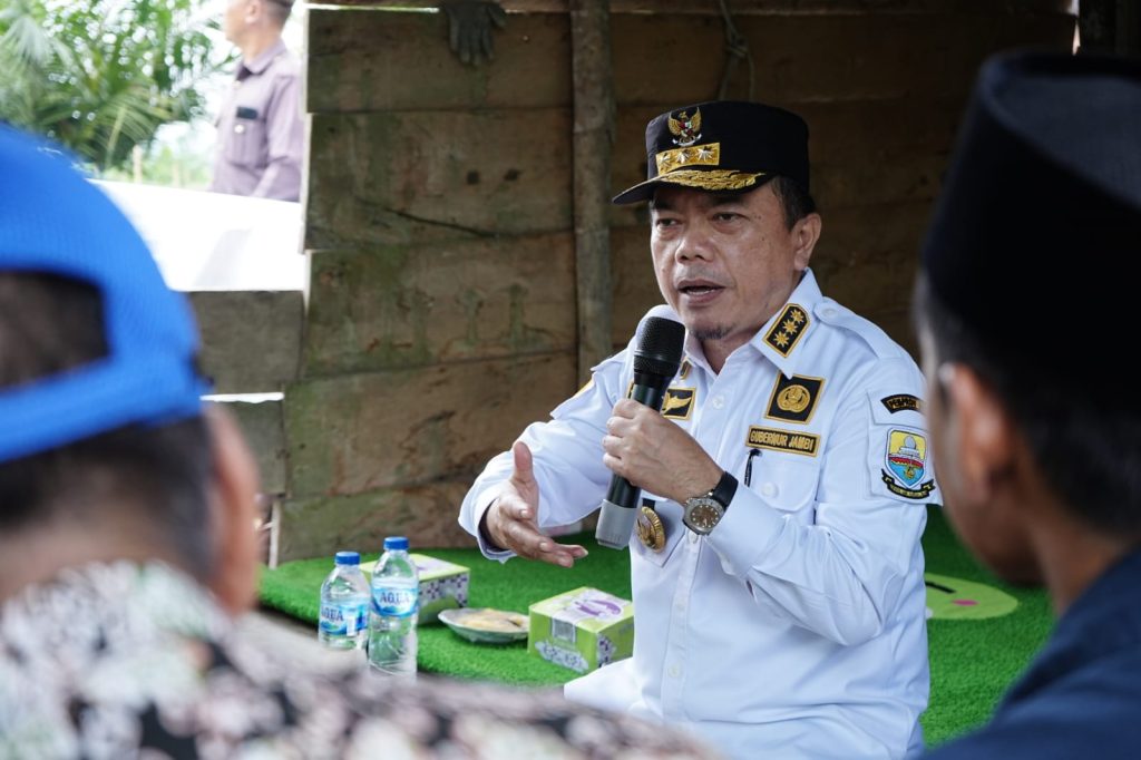 Gubernur Jambi, Dr. H. Al Haris, S.Sos, MH., saat bertemu dan berdialog dengan petani di Desa Tedar Kuranji, Kecamatan Maro Sebo Ilir, Kabupaten Batanghari. (Gambar: Ardi Susianto)