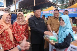 Wakil Gubernur Jambi Drs. H. Abdullah Sani, M.Pd.I., pada Pembukaan Bazar Ramadhan 1445 H Dharma Wanita Persatuan Provinsi (DWP) Jambi. (Foto: Agus Supriyanto/Reno Setiawan)