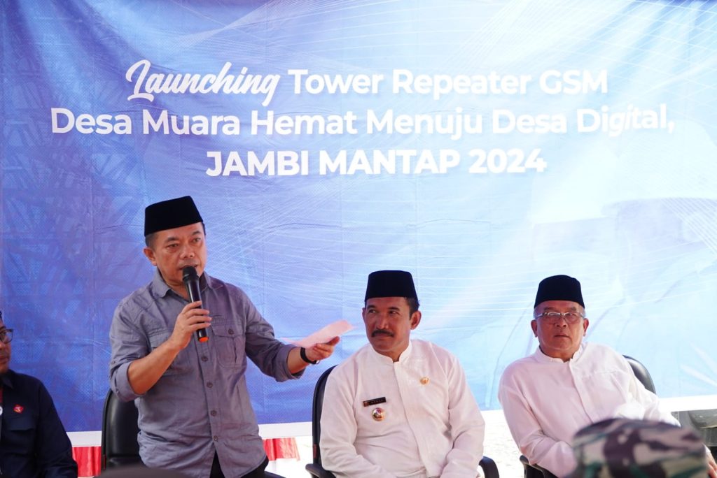 Gubernur Jambi, Dr. H. Al Haris, S.Sos., MH., secara langsung melakukan launching Repeater GSM di Desa Muaro Hemat, Merangin, Jambi. (Foto: Harun Al Rasyid).