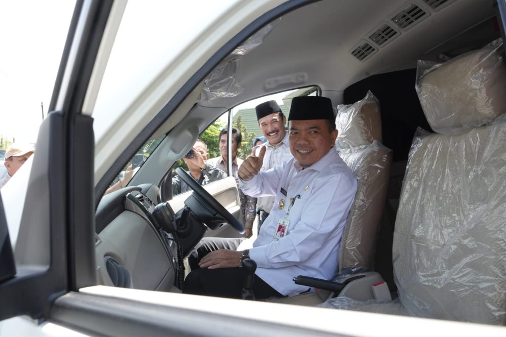 Gubernur Jambi, Dr. H. Al Haris saat menyerahkan bantuan mobil ambulance yang berasal dari dana Corporate Social Responsibility (CSR) oleh Bank 9 Jambi. (Foto: Harun Al Rasyid/Hory Apriansyah)
