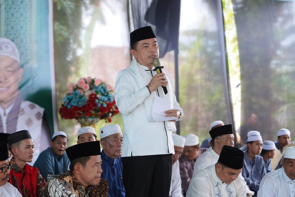 Gubernur Jambi, Dr. H. Al Haris, S.Sos, MH., saat menghadiri Haul dan Halal Bihalal bersama masyarakat Tanjung Raden. (Gambar: Erict Sutriedi)