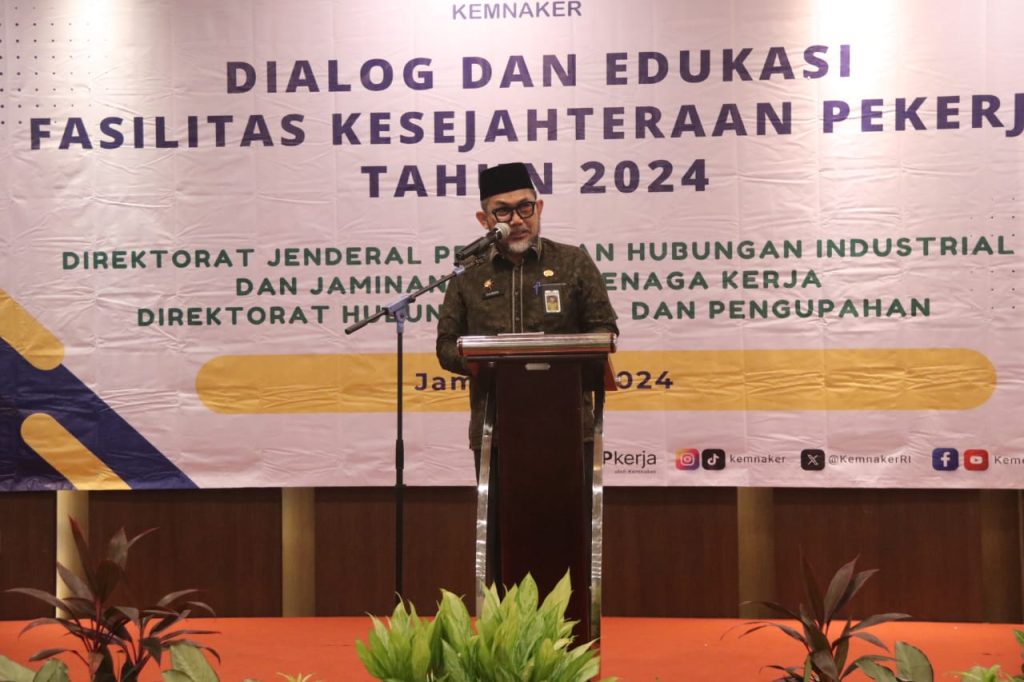 Sekretaris Daerah (Sekda) Provinsi Jambi, H. Sudirman, SH., MH., saat membuka Dialog dan Edukasi Fasilitas Kesejahteraan Pekerja dan Pelayanan Keluarga Berencana di Tempat Bekerja. (Foto: Agus Supriyanto)