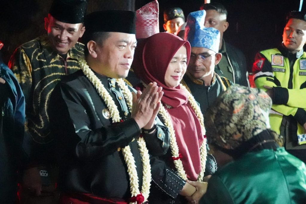 Gubernur Jambi, Dr. H. Al Haris, S.Sos., MH., dalam acara Kenduri Sko di Gedung Adat Depati Karti Mudo Menggalo, Desa Renah Alai, Kecamatan Jangkat, Kabupaten Merangin. (Foto: Harun Al Rasyid/Hory Apriansyah)