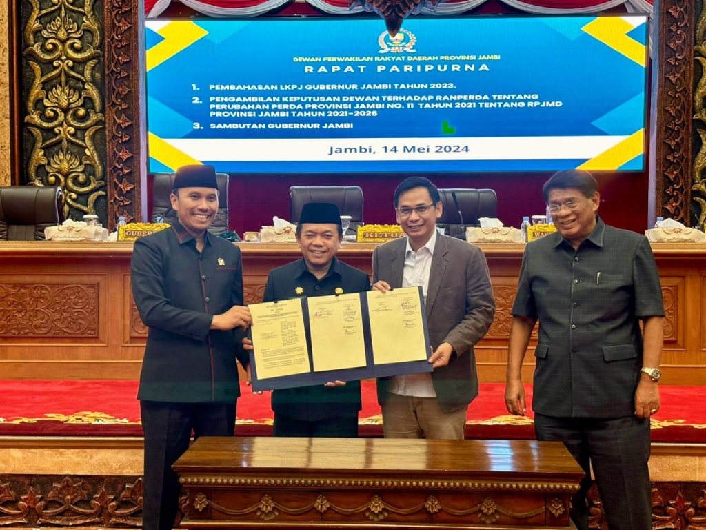 Penandatanganan persetujuan bersama antara pimpinan DPRD Provinsi Jambi dan Gubernur Jambi terkait Ranperda. (Gambar: Humas DPRD Provinsi Jambi)