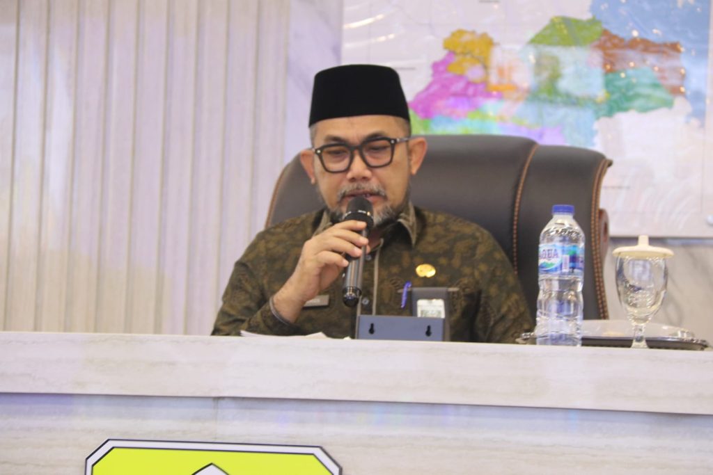 Sekretaris Daerah (Sekda) Provinsi Jambi Dr. H. Sudirman, SH., MH., saat Melaunching dan Penayangan Dokumen Grand Design Pembangunan Kependudukan (GDPK) 5 Pilar Tingkat Provinsi Jambi melalui Platform Jambi Data Analytic Centre (JDAC). (Foto: Agus Supriyanto)