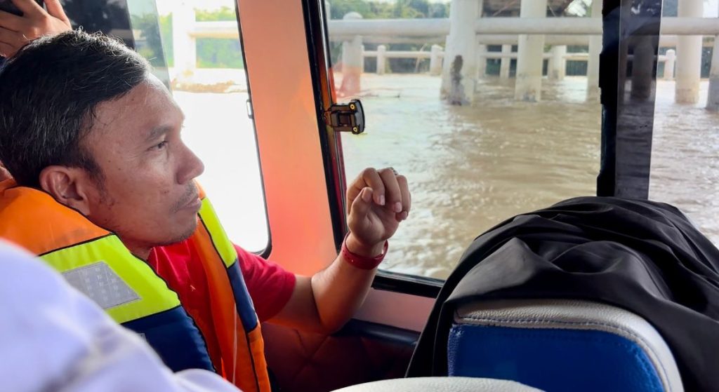 Ketua DPRD Provinsi Jambi, Edi Purwanto, saat melakukan peninjauan ke lokasi Jembatan Aurduri 1 pasca tiang pengaman ditabrak kapal tongkang Batubara. (Gambar: Humas DPRD Provinsi Jambi)