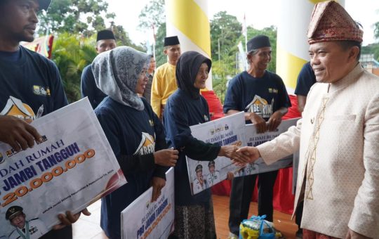 Kado HUT ke-26 Tanjab Timur, Al Haris Serahkan Bantuan Bedah Rumah Senilai Rp 1 Miliar lebih