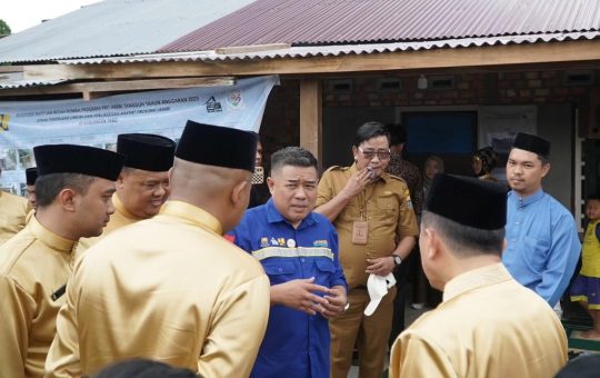 Bedah Rumah Pro Jambi Tangguh di Tebo Rampung, Al Haris Didampingi Kadis PUPR Serahkan Kunci dan Pasang Peneng