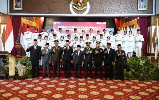 Al Haris Kukuhkan 54 Anggota Paskibraka Provinsi Jambi 2025