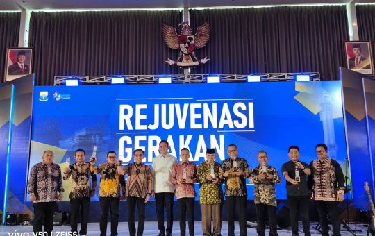 Berkontribusi dalam Pembangunan Daerah, Kemas Arsyad Somad Raih Penghargaan Sebagai Tokoh Inspiratif