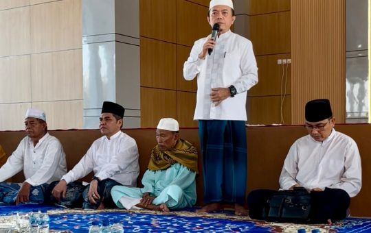 Gubernur Al Haris Buka Puasa Bersama Warga Sekitar Rumah Dinas