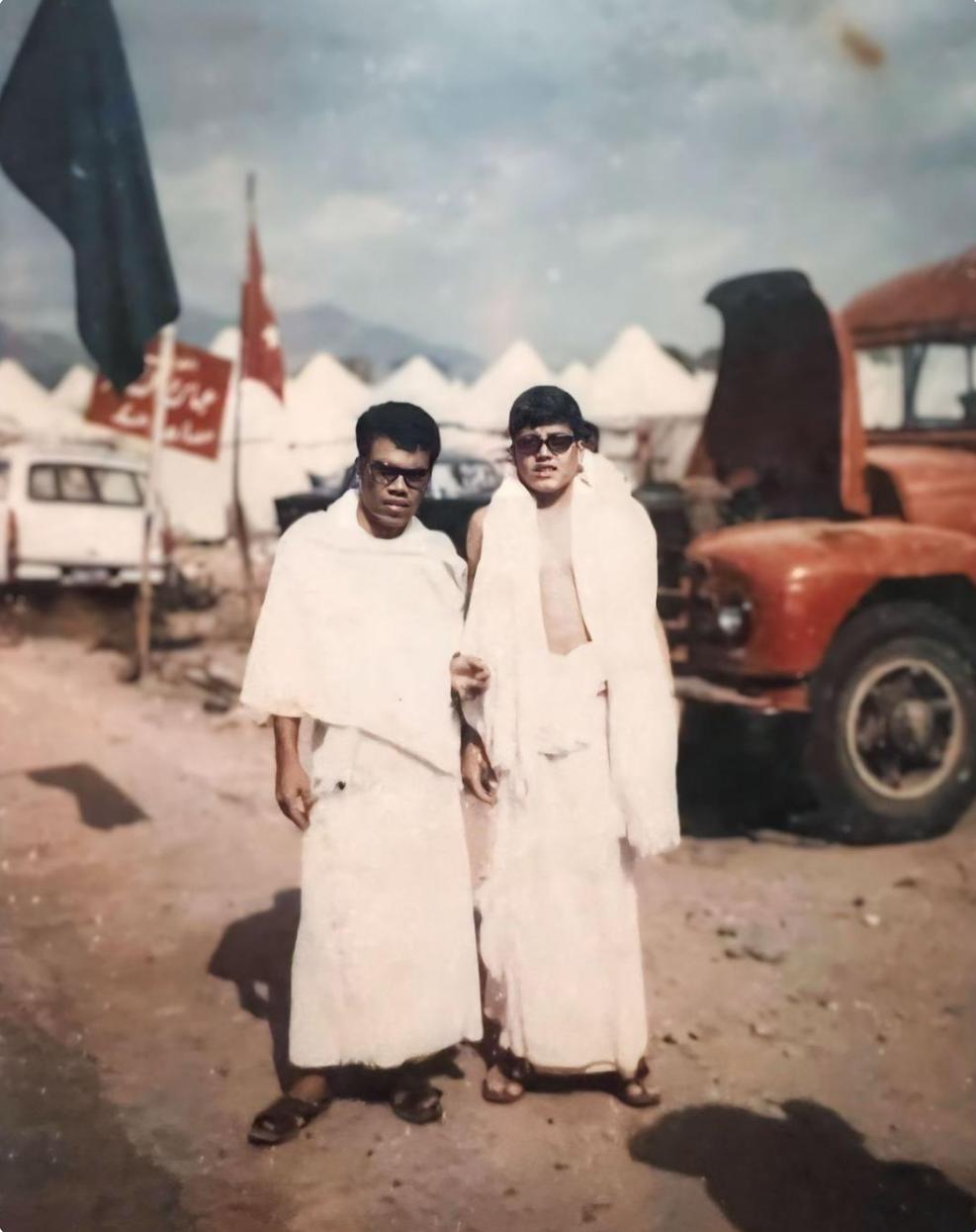 DR H Kemas Arsyad Somad (kiri) bersama Abdul Kabir (kanan) saat melaksanakan wukuf di Padang Arafah (Foto: Istimewa)