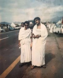 DR H Kemas Arsyad Somad (kiri) bersama Abdurrahman (kanan) saat melaksanakan wukuf di Padang Arafah (Foto: Istimewa) 