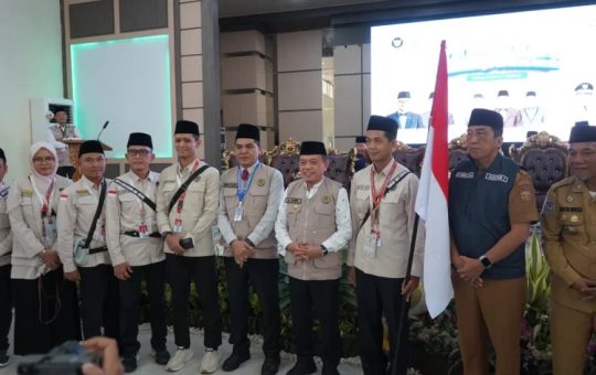 Gubernur Al Haris Lepas 442 Jemaah Kloter BTH 19, Ingatkan Fokus Ibadah dan Jaga Kondisi