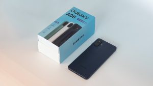Galaxy A08 menghadirkan baterai 6.000 mAh, dalam tiga pilihan warna Dark Blue, Green, dan Silver