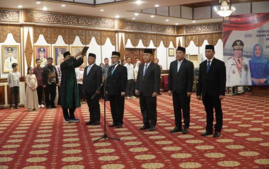 Gubernur Al Haris Lantik Lima Pejabat Pimpinan Tinggi Pratama, Tekankan Penguatan Kinerja, Kekompakan Tim, dan Integritas